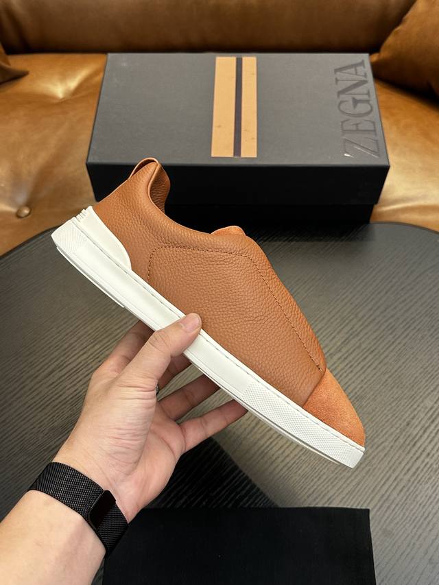 出厂价Pp： DDD 杰尼亚 休闲运动鞋 DDD 这款 Triple Stitch 低帮运动鞋以柔软的牛皮制成，为休闲鞋履注入精致格调。传统皮鞋的手工缝迹，原版