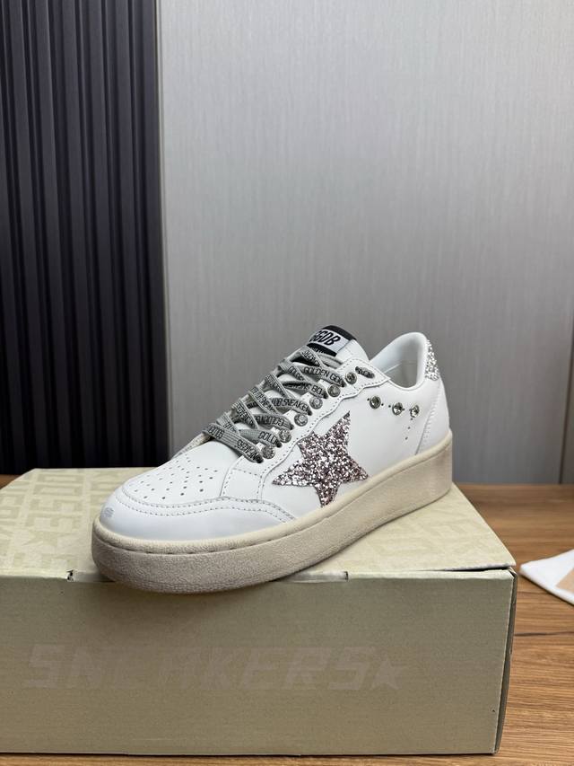 Golden Goose Ggdb脏脏鞋 DDD 时尚皮革情侣小脏鞋 DDD 常年热卖款官网1:1出货，众多明星同款 DDD 标志性“残缺五角星”设计，自由点缀