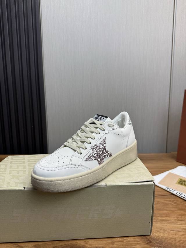 Golden Goose Ggdb脏脏鞋高版本 DDD 时尚皮革情侣小脏鞋 DDD 常年热卖款官网1:1出货，众多明星同款 DDD 标志性“残缺五角星”设计，自