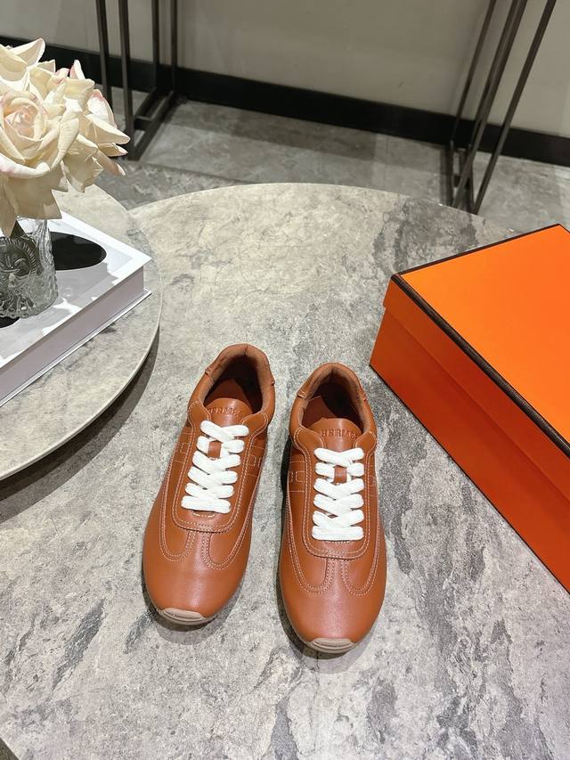 实价 HermèS爱马仕26Wf早春新品 DDD 情侣款H休闲德训鞋 DDD 把法式奢华藏进日常松弛感里。 DDD 标志性H标低调缀于鞋身 DDD 纯手工缝线勾