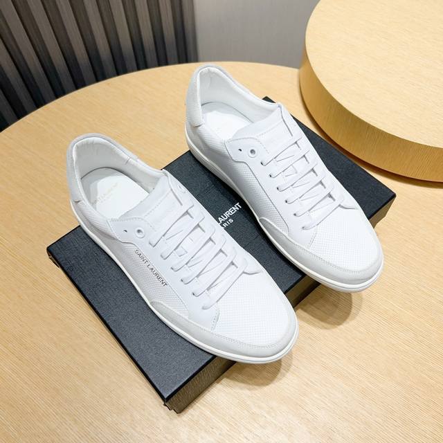 出厂价P Saint Laurent 圣罗兰 Sl61春夏最新爆款休闲系列 鞋面采用牛皮冲孔拼接组合油边工艺，原版定制牛皮内里，侧面烫金标识性Logo，无中底套
