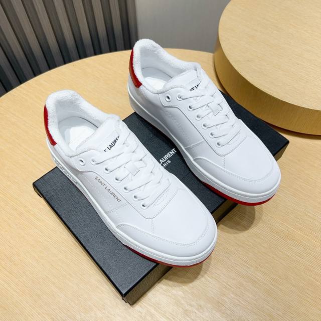 出厂价P Saint Laurent 圣罗兰 Sl61春夏最新爆款休闲系列，超好看百搭，鞋面采用牛皮冲孔拼接组合油边工艺，原版定制毛巾布内里。侧面烫金标识性Lo