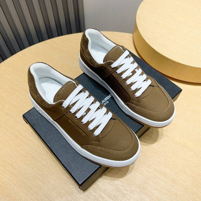 出厂价P Saint Laurent 圣罗兰 Sl61春夏最新爆款休闲系列，超好看百搭，鞋面采用原版防水布料工艺，原版定制毛巾布内里。侧面烫金标识性Logo，无