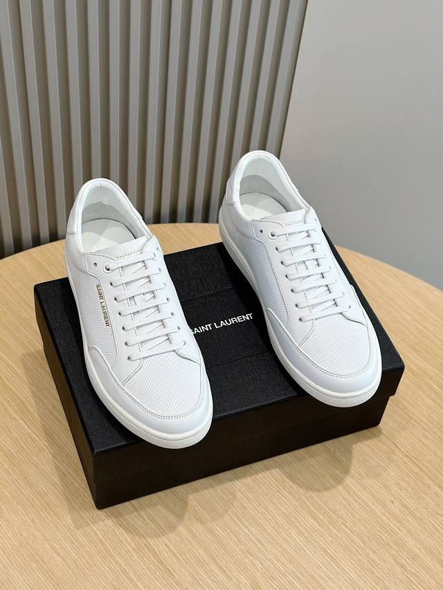 出厂价P Saint Laurent 圣罗兰 Sl61春夏最新爆款休闲系列 鞋面采用牛皮冲孔拼接组合油边工艺，原版定制羊皮内里，侧面烫金标识性Logo，无中底套