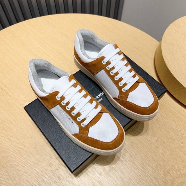 出厂价P Saint Laurent 圣罗兰 Sl61春夏最新爆款休闲系列，超好看百搭，鞋面采用牛皮冲孔拼接组合油边工艺，原版定制毛巾布内里。侧面烫金标识性Lo