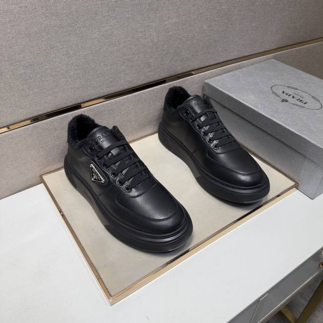 出厂价Pp 普拉达～ 男士休闲鞋 2026Z柜同步发售 码数:38-44 # 2个颜色鞋面选用多材质拼接真皮内里，舒适透气，鞋底：原版舒适耐磨大底，实物拍摄实物