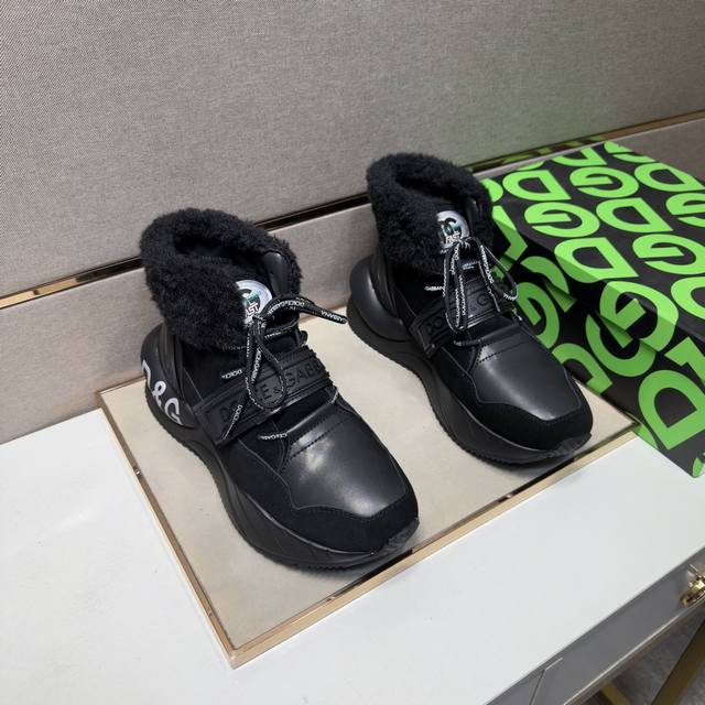 出厂价Pp Dg～ 情侣装休闲高帮鞋 2026Z柜同步发售 码数:36-44 # 4个颜色鞋面选用多材质拼接绒毛内里，舒适透气，鞋底：原版舒适耐磨大底，实物拍摄