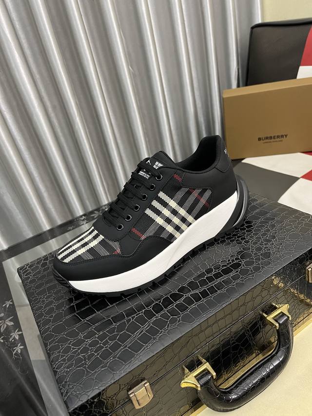 出厂价Pp: 巴宝莉* 最新爆款休闲鞋,顶端品牌 奢侈~代购,顶级~质量。 鞋面選用进口透气牛皮搭配布面材质透气羊皮垫脚 精细做工。原版个性时尚柔软橡膠耐磨大底 出厂价Pp: 巴宝莉* 最新爆款休闲鞋,顶端品牌 奢侈~代购,顶级~质量。 鞋面選用进口透气牛皮搭配布面材质透气羊皮垫脚 精细做工。原版个性时尚柔软橡膠耐磨大底