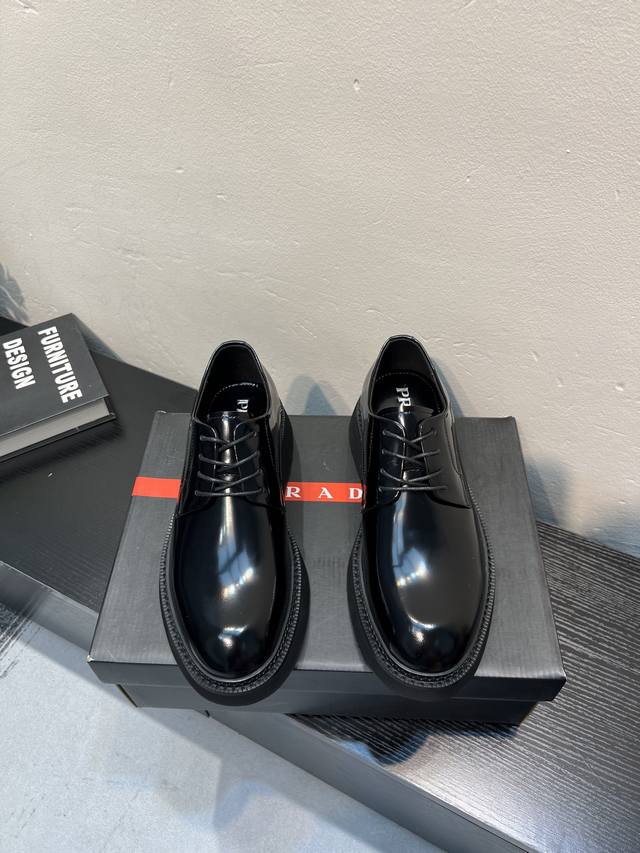 Prad*普拉达.男士爆款时尚皮鞋 DDD 原版开边珠牛皮.牛皮面 ｜内里垫脚全牛皮｜耐磨轻便发泡大底｜轻便舒适｜上脚霸气百搭 DDD Size：38-44 ４