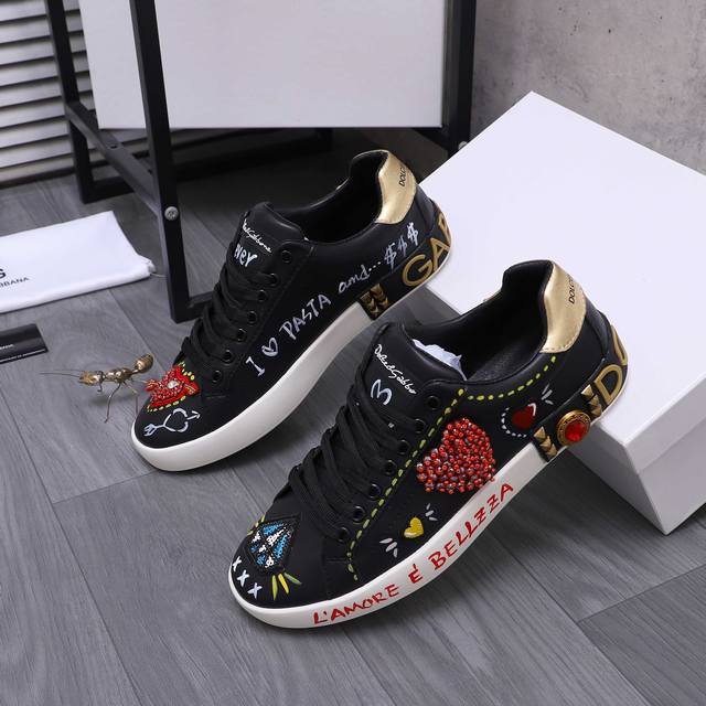 商品商标：Dg 杜嘉班纳 情侣款休闲鞋 DDD 正码码数: 35-46 45.46定做不退换 DDD 商品材料：精选优质牛皮 铆钉 亮片装饰鞋面 皮内里 牛皮鞋