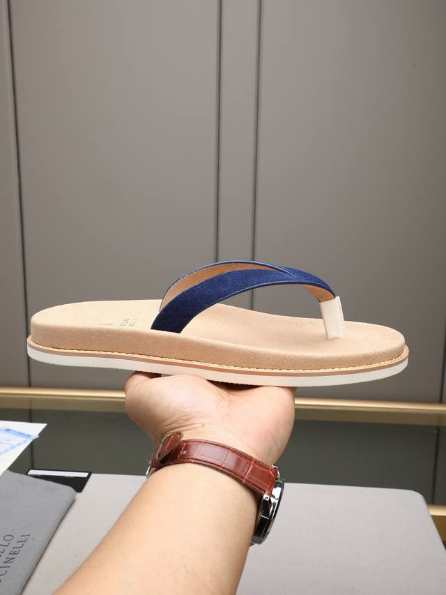 人字拖 Brunello Cucinelli Bc男士休闲男凉拖鞋｜此款凉拖鞋鞋面料采用意大利进口高丝光磨砂牛皮｜鞋面外腰部位镶嵌品牌电镀做旧工艺扣带｜扣带可随