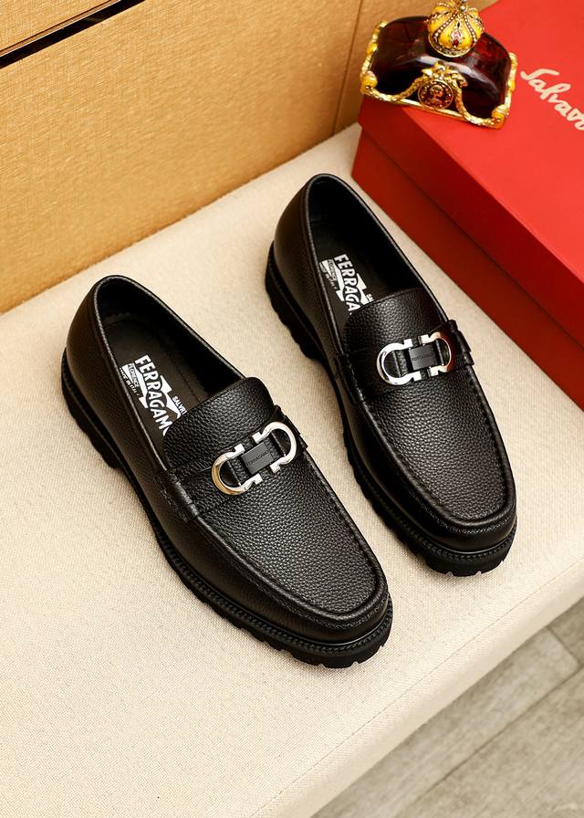 商品商标:Ferragamo 菲拉格慕 休闲皮鞋 DDD 正码码数: 38-44 45.46订制 DDD 商品材料:精选 进口头层荔枝纹牛皮鞋面+原版五金扣,进 商品商标:Ferragamo 菲拉格慕 休闲皮鞋 DDD 正码码数: 38-44 45.46订制 DDD 商品材料:精选 进口头层荔枝纹牛皮鞋面+原版五金扣,进