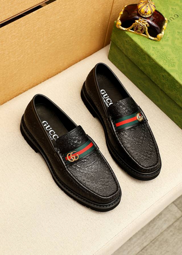 商品商标：Gucci 古驰 休闲皮鞋 DDD 正码码数: 38-44 45.46订制 DDD 商品材料：精选 进口头层小牛皮压花鞋面+经典五金扣，进口水染牛皮内