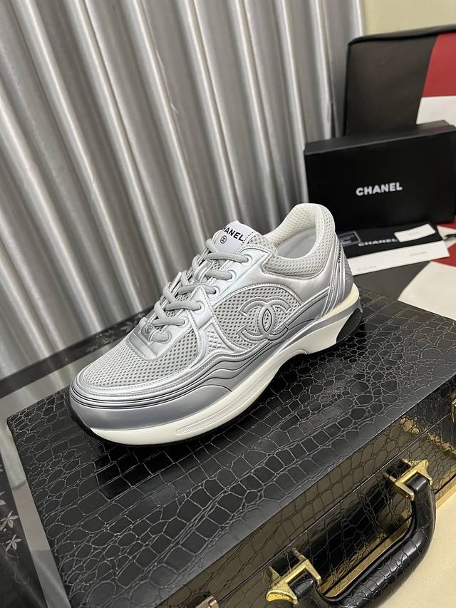 出厂价P Chanel 香奈儿2025C新款菱格运动鞋 DDD 超轻便舒适的一款休闲鞋 DDD 黑色白色牛皮款 百搭小白鞋 款式搭配不会出错 DDD 牛反绒羽绒