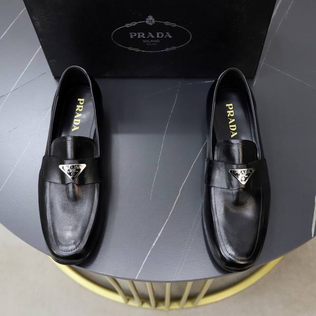 出厂价Pp： Prada 普拉达 香港专柜新款休闲男鞋上市 官网1:1制作 意大利水洗牛皮+水染皮内里 欧美大师设计 完美造型打造专柜品质，纯色橡胶耐磨大底加经
