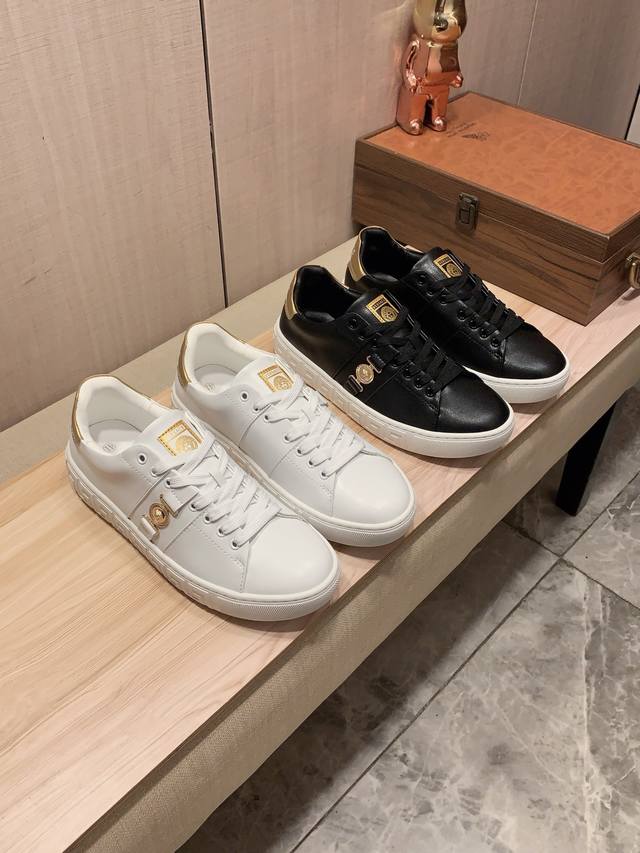 新款: 厂价 范思哲Versace* 最新爆款休闲鞋，顶端品牌 奢侈～代购，顶级～质量。 鞋面選用进口透气牛皮搭配材质透气羊皮垫脚 精细做工。原版个性时尚柔软橡