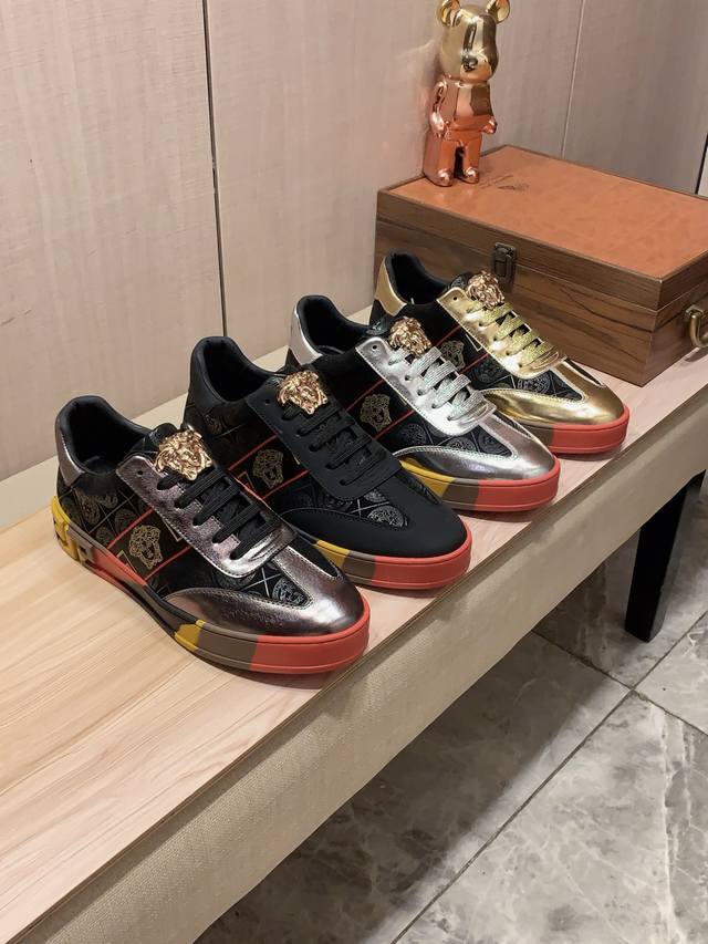 新款: 厂价 范思哲Versace* 最新爆款休闲鞋，顶端品牌 奢侈～代购，顶级～质量。 鞋面選用进口透气牛皮搭配材质透气羊皮垫脚 精细做工。原版个性时尚柔软橡