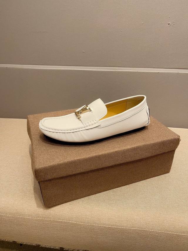 品牌Lv，官网原单高端商务休闲豆豆鞋～四季潮鞋 专柜新款+爆款，1优质质量，鞋面:进口荔枝纹牛皮，全真杏色牛里真材实料，时尚懒人商务风设计，休闲乐福款，跑步鞋青