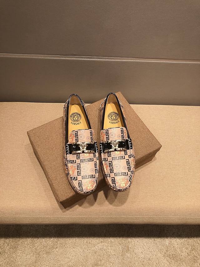 实价 ，品牌范思哲，官方新款+爆款，鞋面头层进口牛皮，头层牛里真材实料，原版进口耐磨橡胶底， 范思哲官网出品 男士心备佳品，穿着舒适。精致简单鞋面尽显品牌低调优