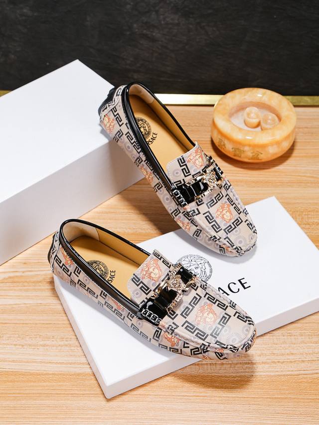 范思哲不同凡响，惊世骇俗，官方又一杰作，范思哲品牌标志是神话中的蛇发女妖美杜莎 Medusa ，代表着致命的吸引力。范思哲 Versace 创造了一个独特的时尚