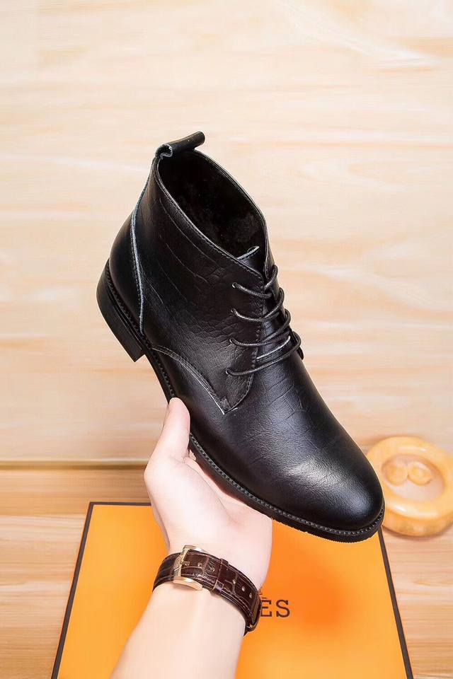 实价 。 爱马仕顶级品质 羊皮里官方新款，跑量价 秒杀爱马仕顶级高帮休闲皮鞋，小牛皮面料，内里羊皮，质量无可挑剔，绝不是普通货色 Size：38-45 DDD