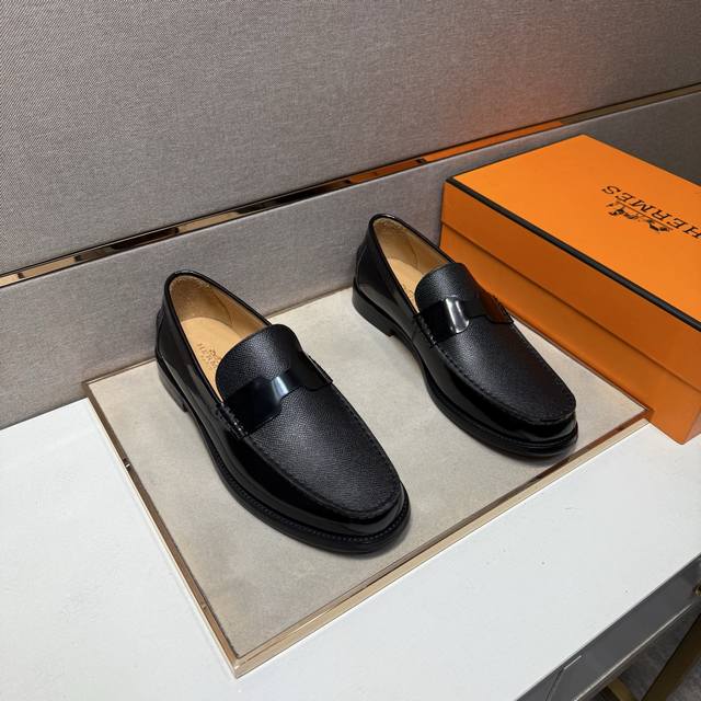 出厂价Pp 爱马仕～ 男士休闲正装皮鞋 2026Z柜同步发售 码数:38-44# 1个颜色鞋面选用牛皮拼接牛皮内里，舒适透气，鞋底：原版舒适耐磨大底，实物拍摄实