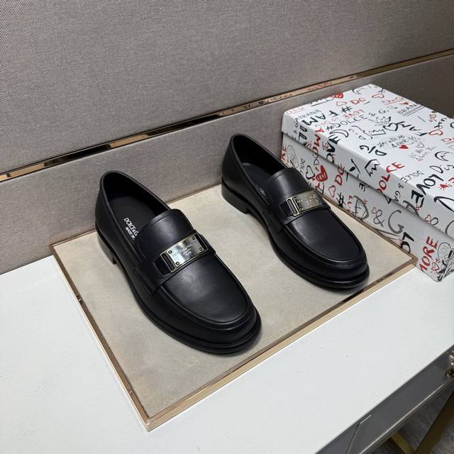 出厂价Pp Dg～ 男士休闲正装皮鞋 2026Z柜同步发售 码数:38-44# 1个颜色鞋面选用牛皮拼接牛皮内里，舒适透气，鞋底：原版舒适耐磨大底，实物拍摄实物