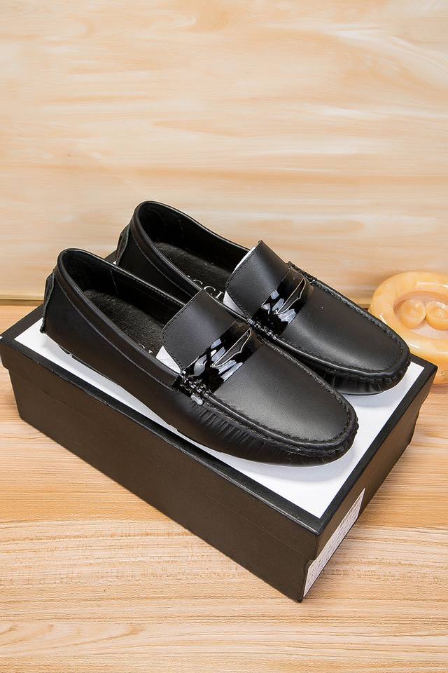 实价 ，古奇英文名Gucci，官方新款，巴黎时装周走秀款，惊世骇俗，古奇不一样的感觉，自然不失高雅，[爱情] 鞋面采用头层进口牛皮，头层牛里真材实料，穿着透气舒