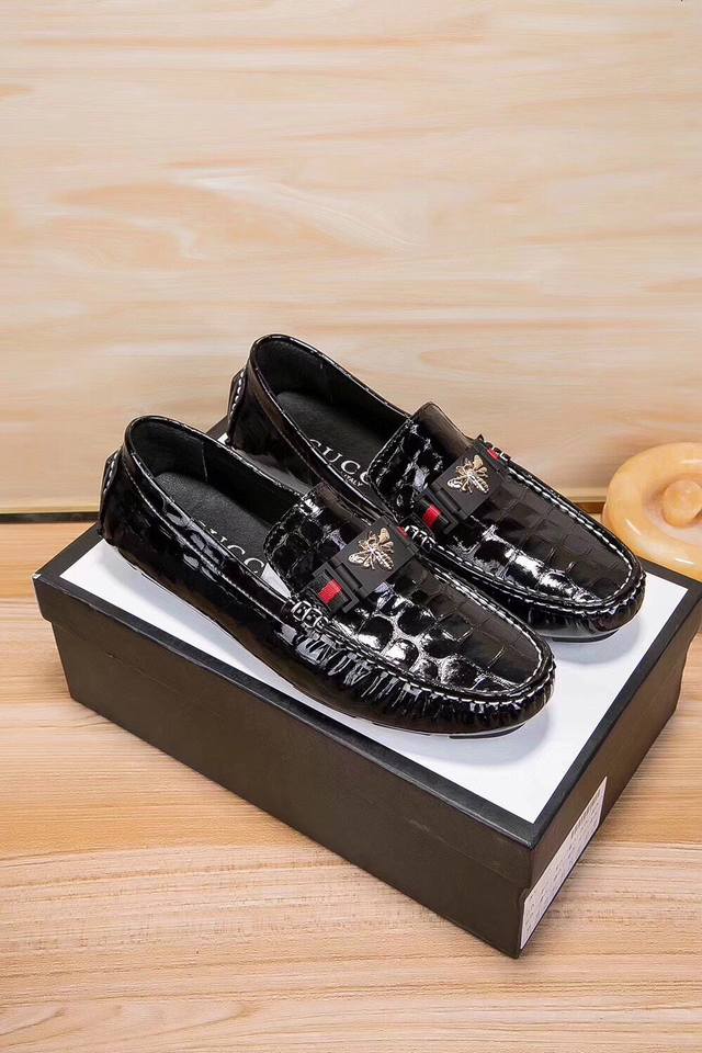 实价 ，古奇英文名Gucci，官方新款，巴黎时装周走秀款，惊世骇俗，古奇不一样的感觉，自然不失高雅，[爱情] 鞋面采用头层进口牛漆皮，头层牛里真材实料，穿着透气