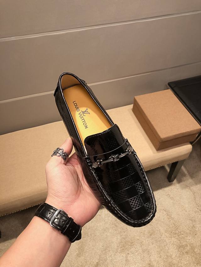 实价 ，品牌Lv路易威登，官方旗舰店新款高端路易威登休闲商务豆豆鞋，路易威登在众多品牌中始终是品牌中的效效者，Lv亮丽春秋，鞋面进口头层意大利高端定制牛皮，舒适