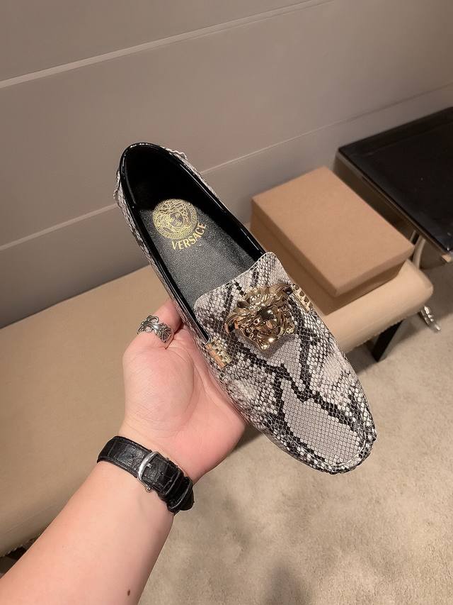 品牌范思哲，官网新款，鞋面意大利蟒蛇皮，高端大气上档次，头层牛里真材实料，原版进口耐磨橡胶底， 官网出品 精致优雅男士心备佳品，采用精湛工艺。穿着舒适。精致简单