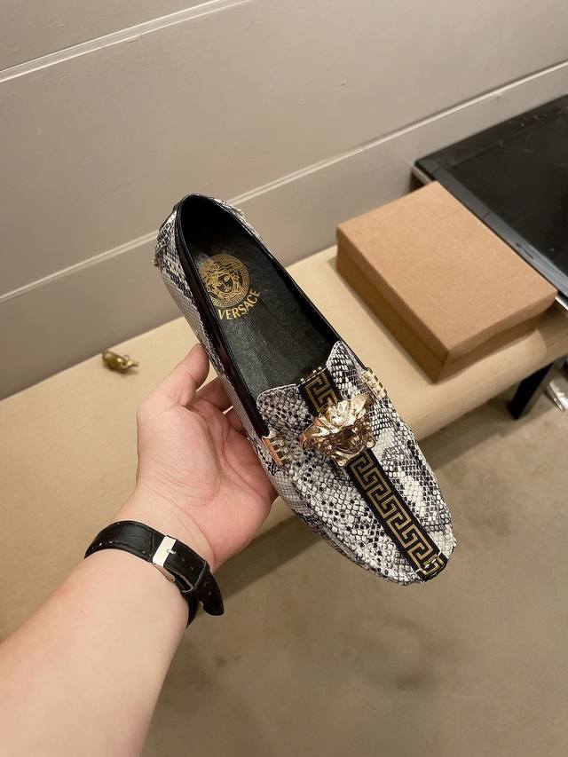 品牌范思哲，官方高品质豆豆鞋～四季潮鞋 专柜品新款+爆款，范思哲1:1优质做工，鞋面进口意大利蟒蛇皮、舒适透气牛里真材实料，时尚懒人商务风设计，休闲乐福款，跑步