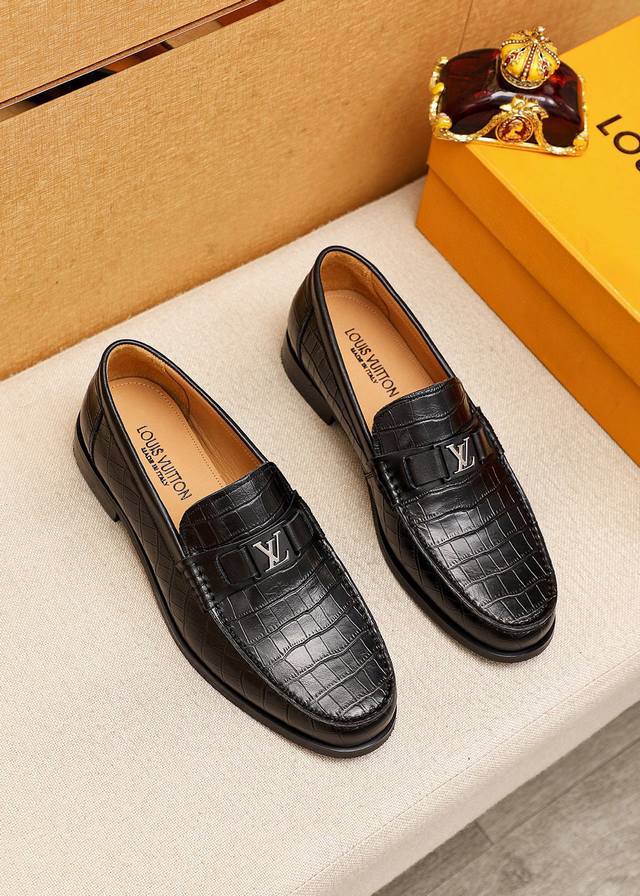 商品商标：Louis Vuitton 路易威登 休闲皮鞋 DDD 正码码数: 38-44 45.46订制 DDD 商品材料：精选 进口头层磨砂牛皮压花鞋面+奢华