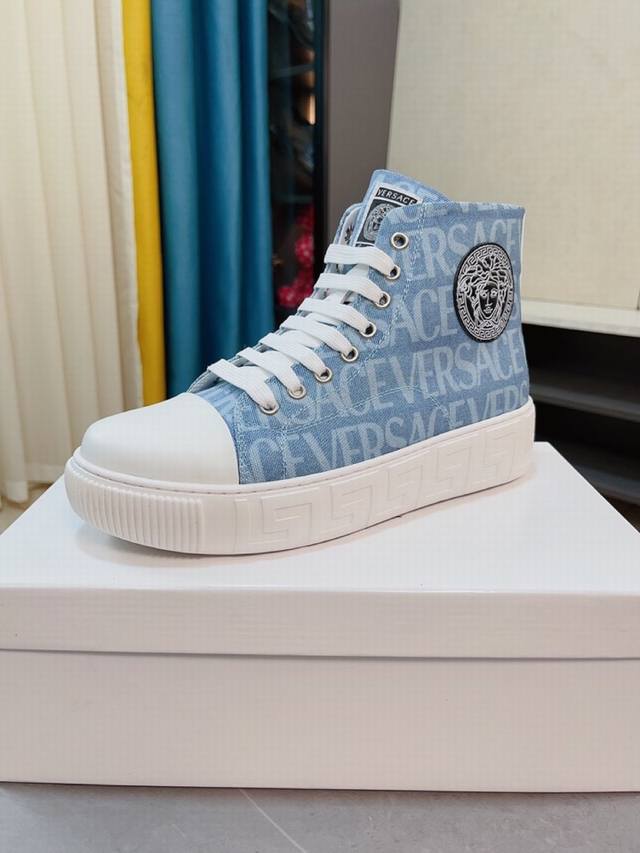 出厂价P Versace 高帮范思哲 巴黎时装走秀款！专柜同步上市！进口电绣材料搭配头印花布料鞋舌范思哲车标设计内里采用头层真皮皮，绝对的奢华打造，引领时尚新概