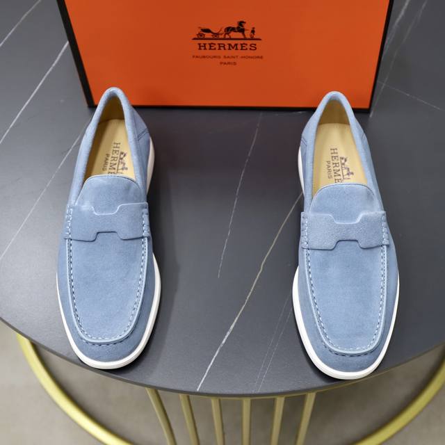 出厂价Pp： HermèS 爱马仕 套脚男鞋 DDD 这款鞋以进口牛反绒革制作、线条简约流畅，结合空气动力学设计 的3Cm橡胶发泡超轻鞋底！青春时尚，H纽扣装饰