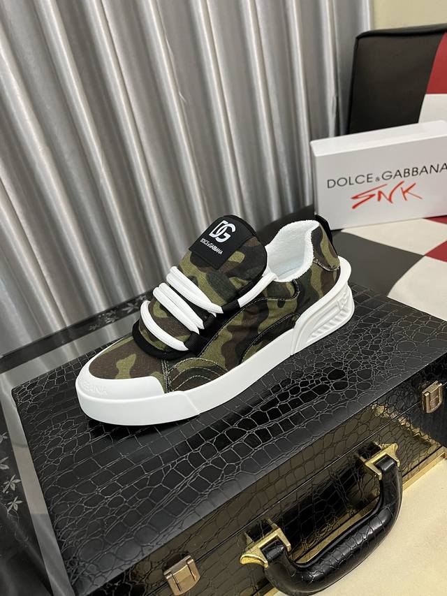 出厂价Pp： Dg-杜嘉班纳 最新爆款休闲鞋，鞋舌带有品牌标志性细节，丝绸牛皮与牛反绒相结合提升格调。时尚百搭，可为各式造型增光添彩。塑造独具动感活力与摩登气息