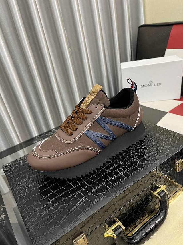 出厂价Pp： Moncle * 蒙口男士休闲板鞋，进口飞织搭配滴胶，柔韧性能好，抗皱性强 经久耐穿，小块黑白红三色点缀 鞋舌附带橡胶Logo徽章 简单随意，内里