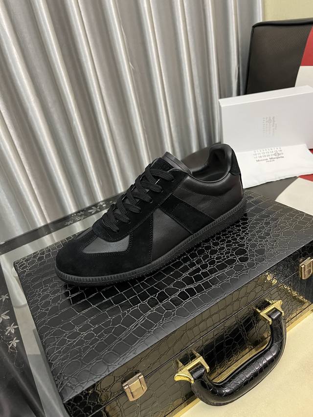 出厂价Pp： Mm6复古德训鞋 这双Replica是牛皮拼接的德训鞋 鞋型整体特别简约复古 是一双适合和质量并存的休闲鞋 上脚巨舒服 鞋面：进口牛皮翻毛皮拼接，