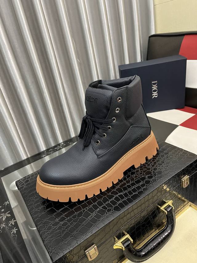 出厂价Pp： Dior 顶级工艺品 迪奥 高帮靴子专柜同步原厂配置，意大利进口原版牛皮拼布面料，透气舒适进口水染牛里垫，鞋底：原厂特供原版底超级舒适，原厂跟单货