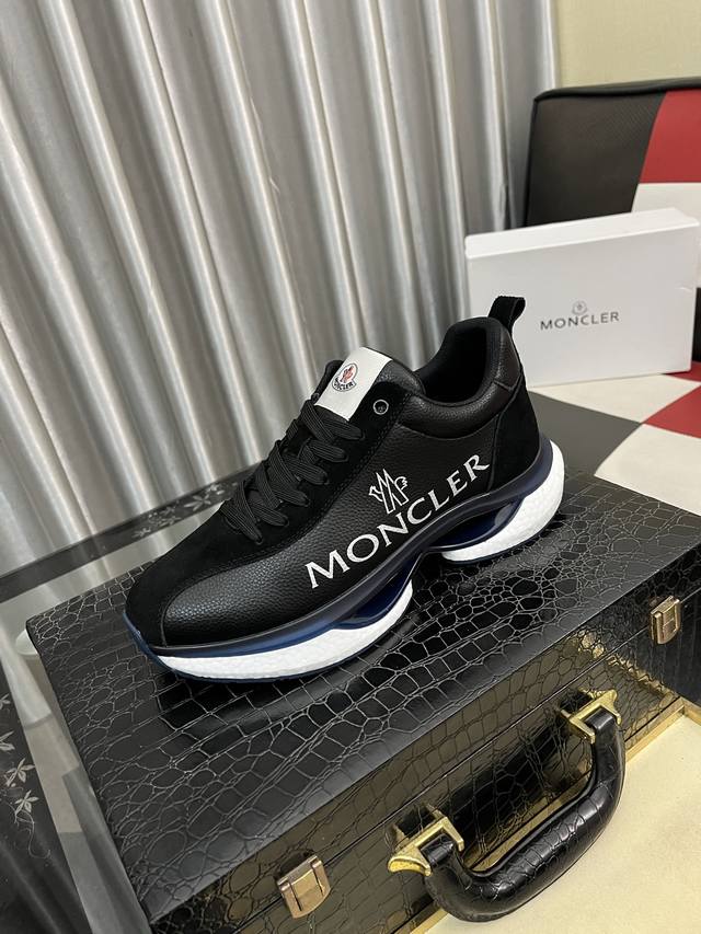 出厂价Pp： Moncle * 蒙口男士休闲板鞋，进口飞织搭配滴胶，柔韧性能好，抗皱性强 经久耐穿，小块黑白红三色点缀 鞋舌附带橡胶Logo徽章 简单随意，内里