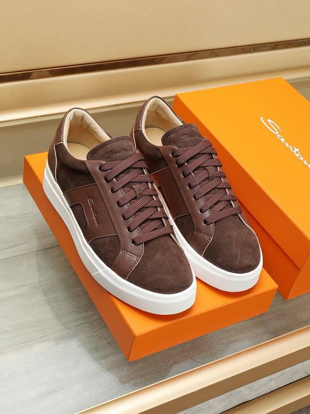 工厂P Santoni 圣东尼 这个意大利纯手工鞋履品牌的每一双鞋设计简洁经典，上脚非常舒适百搭！此款鞋面面料采用进囗小牛皮，从皮料反面顶起来会看到很清晰的毛孔