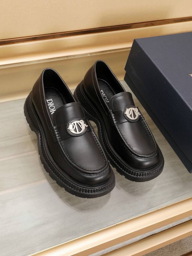 工厂P Dior迪奥 男士经典乐福皮鞋，将经典的鞋履款式与复古的加州风格融为一体。便鞋款式设计，方便穿脱。采用头层牛皮精心制作，饰以橡胶凹凸鞋底及黄铜和珐琅材质