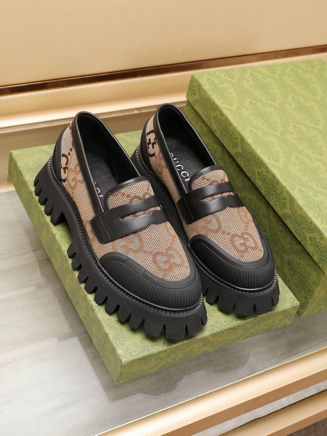 工厂P Gucci 男士经典乐福皮鞋，将经典的鞋履款式与复古的加州风格融为一体。便鞋款式设计，方便穿脱。鞋面采用原版布料精心制作，饰以橡胶凹凸鞋底及鞋面的Log