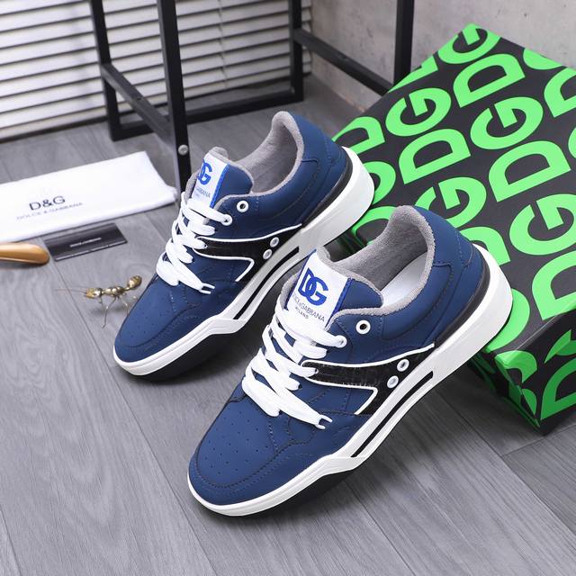 商品商标：Dg 杜嘉班纳 情侣款休闲鞋 DDD 正码码数: 女款36-40 男款38-46 45.46定做不退换 DDD 商品材料：精选牛皮拼接鞋面 短绒内里