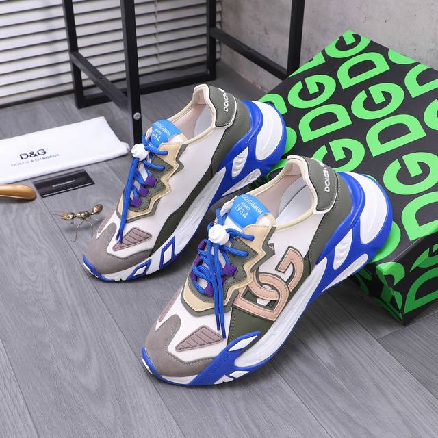 商品商标：Dg 杜嘉班纳 情侣款休闲鞋 DDD 正码码数: 女款36-40 男款38-46 45.46定做不退换 DDD 商品材料：精选牛皮拼接鞋面 皮内里 原