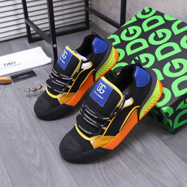 商品商标：Dg 杜嘉班纳 情侣款休闲鞋 DDD 正码码数: 35-46 45.46定做不退换 DDD 商品材料：精选牛皮拼接鞋面 短绒内里 牛皮鞋垫 原版橡胶大