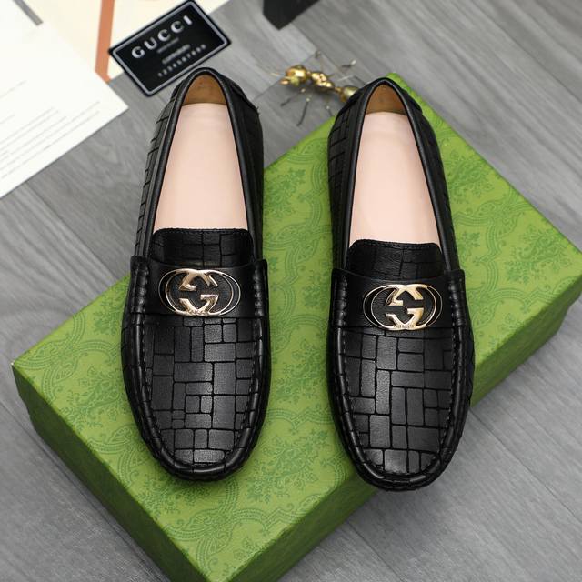 商品商标：Gucci 古驰 休闲套脚男鞋 DDD 正码码数: 38-45 DDD 商品材料：精选压纹石头纹牛皮鞋面 羊皮内里 橡胶大底 DDD