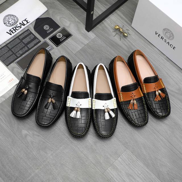 商品商标：Versace 范思哲 休闲套脚男鞋 DDD 正码码数: 38-45 45定做不退换 DDD 商品材料：精选 压纹牛皮鞋面 羊皮内里 橡胶大底 DDD