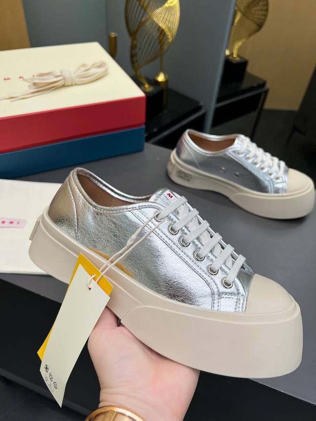 Marni玛尼大头鞋，明星同款高版本 全套包装 原版1:1打造，增高神器即蠢萌又可爱又时髦，一秒萌动少女心，Marni走秀款，玛丽珍玛尼大头鞋！像胖鱼头一样憨憨