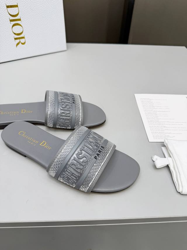 工厂P价 女装女鞋 运动原单春夏新款Dior D-Lane 迪奥凉拖一字果冻系列拖鞋 DDD 这款 D-Lane 凉拖彰显经典风格，展示镂空藤格纹图案，鞋面饰